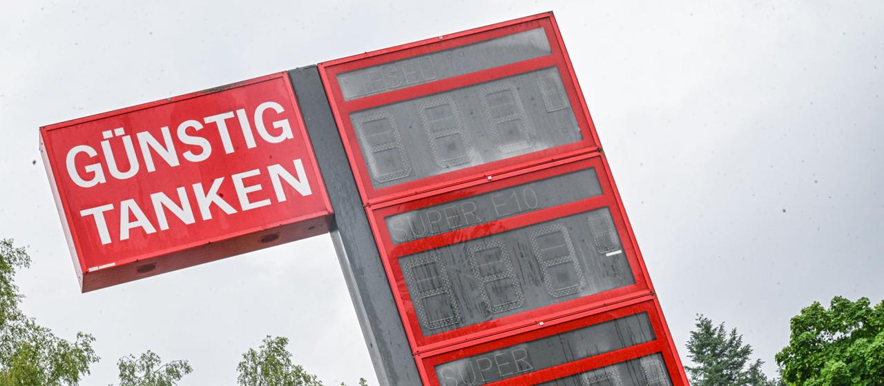 Anzeigetafel einer Tankstelle während eines Stromausfalls