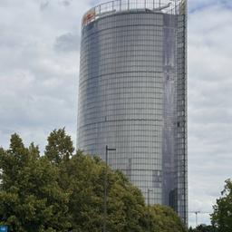 Der 162 Meter hohe Posttower in Bonn. Im Inneren müssen Sportler 828 in vollem Tempo bezwingen