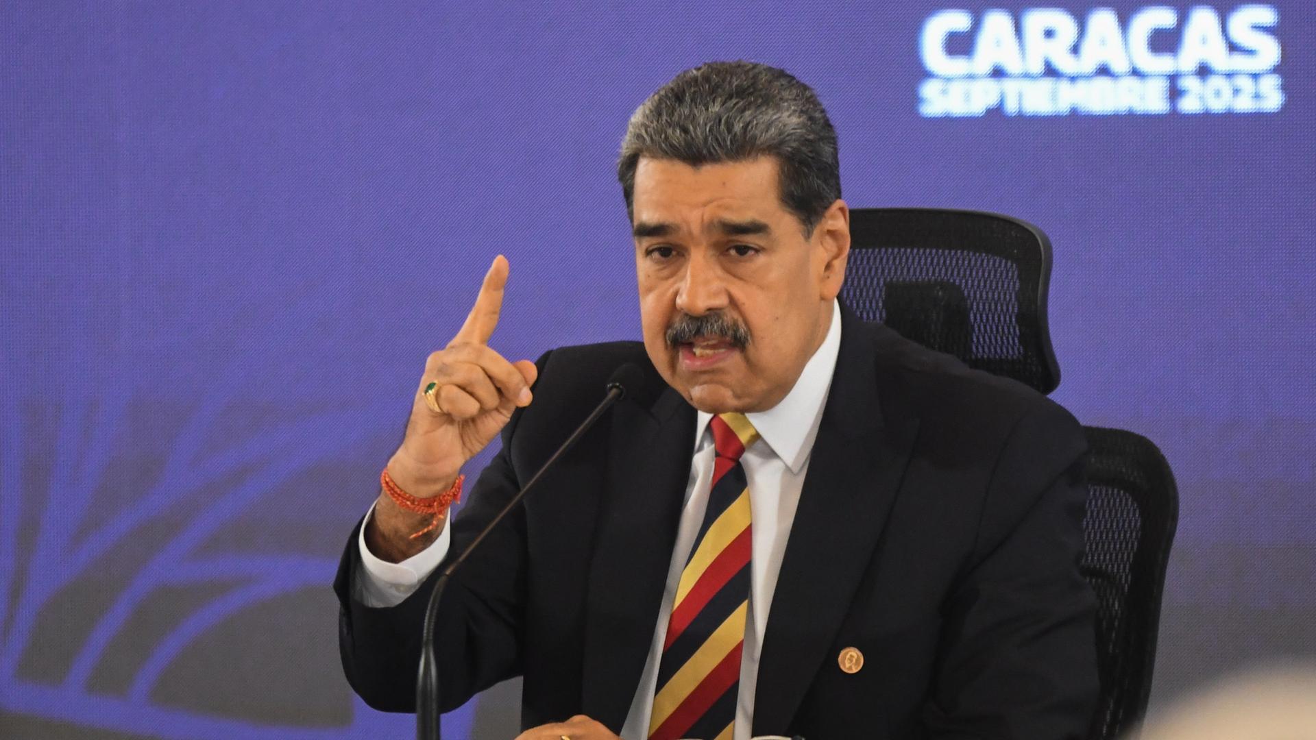 Der venezolanische Präsident Nicolas Maduro spricht auf einer Pressekonferenz (Archivbild: 02.09.2025). | dpa