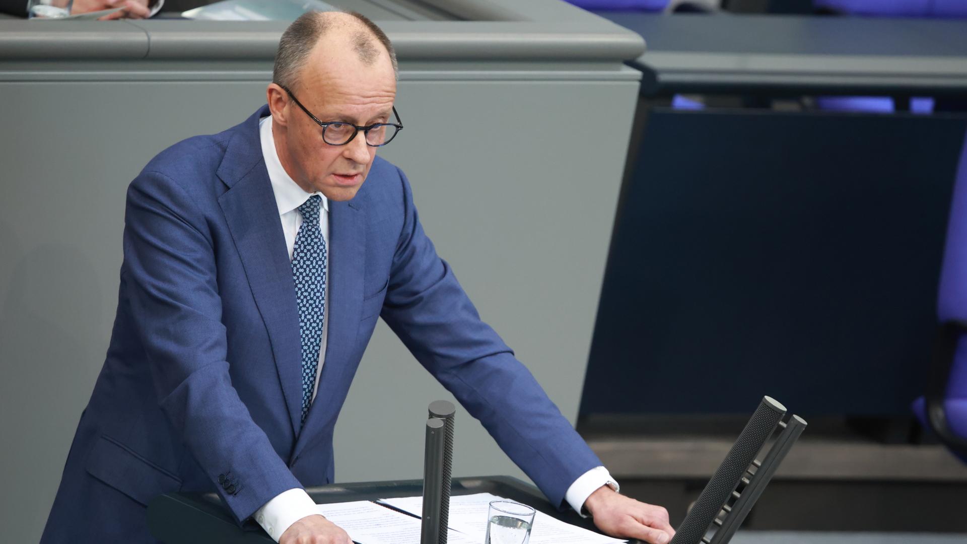 Friedrich Merz spricht im Bundestag. | EPA