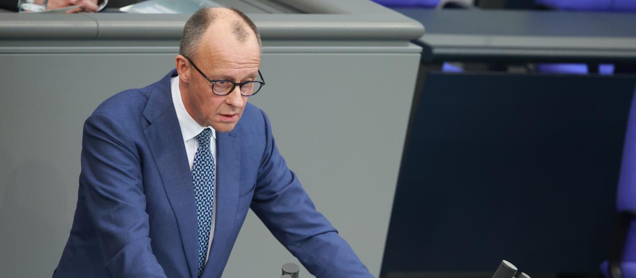Friedrich Merz spricht im Bundestag.