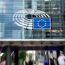 Das Gebäude des Europäischen Parlaments, fotografiert mit Zoom-Effekt.