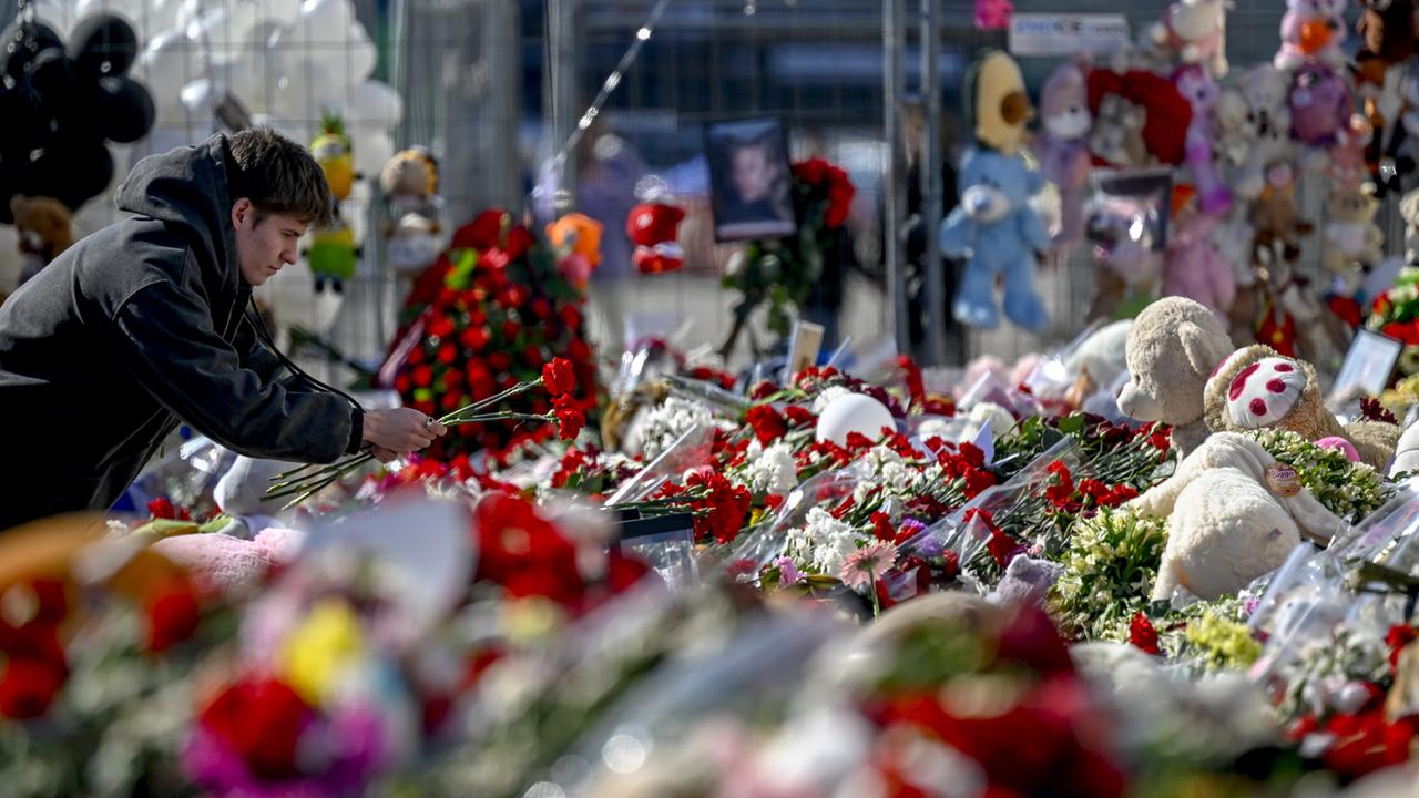Menschen legen Blumen vor der Crocus City Hall in Moskau nieder. | picture alliance / Anadolu