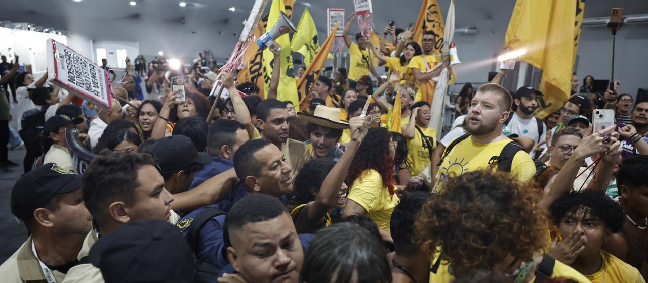 Demonstranten geraten im COP30-Hauptquartier mit Sicherheitskräften aneinander.