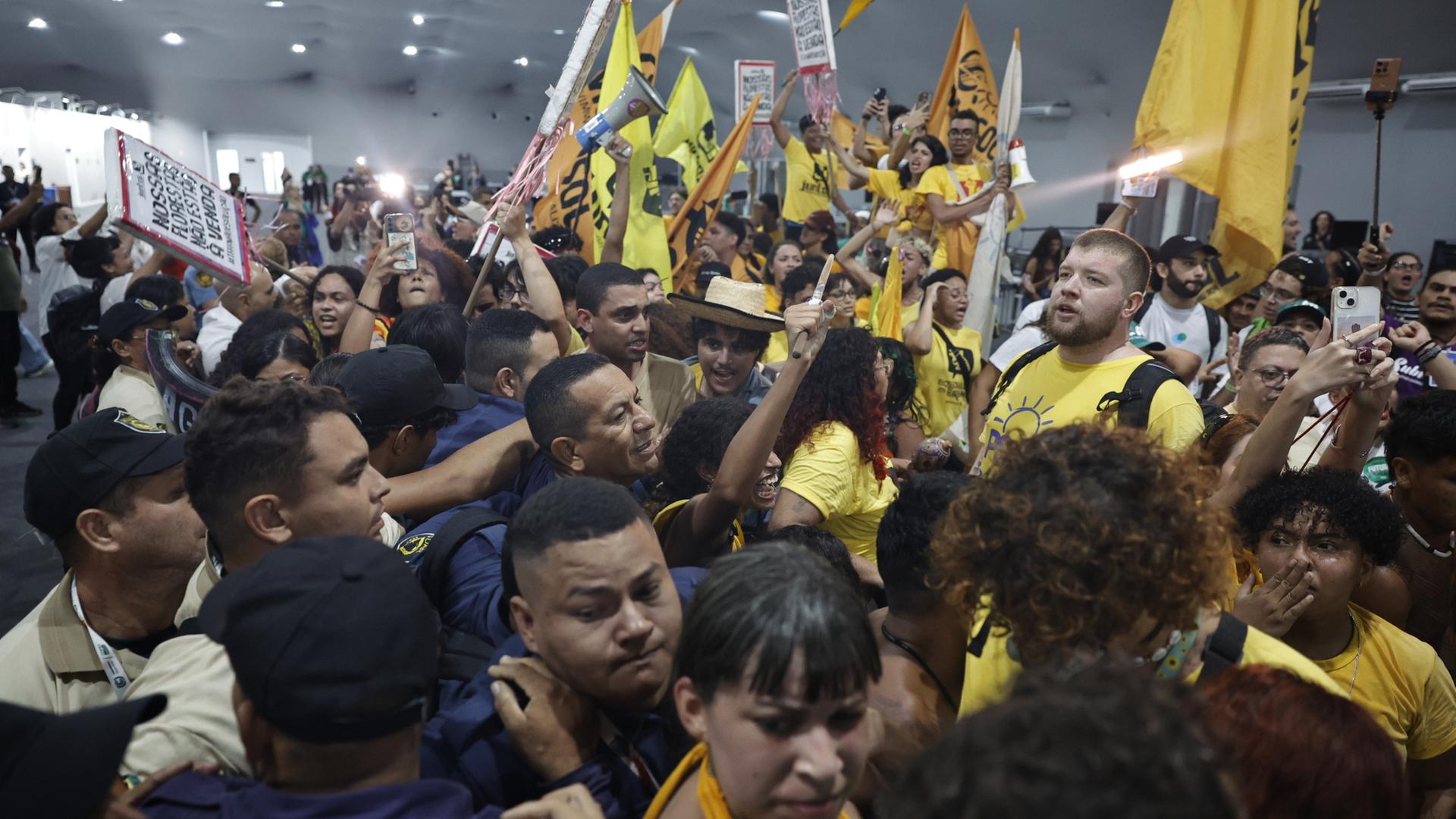 Demonstranten geraten im COP30-Hauptquartier mit Sicherheitskräften aneinander. | EPA