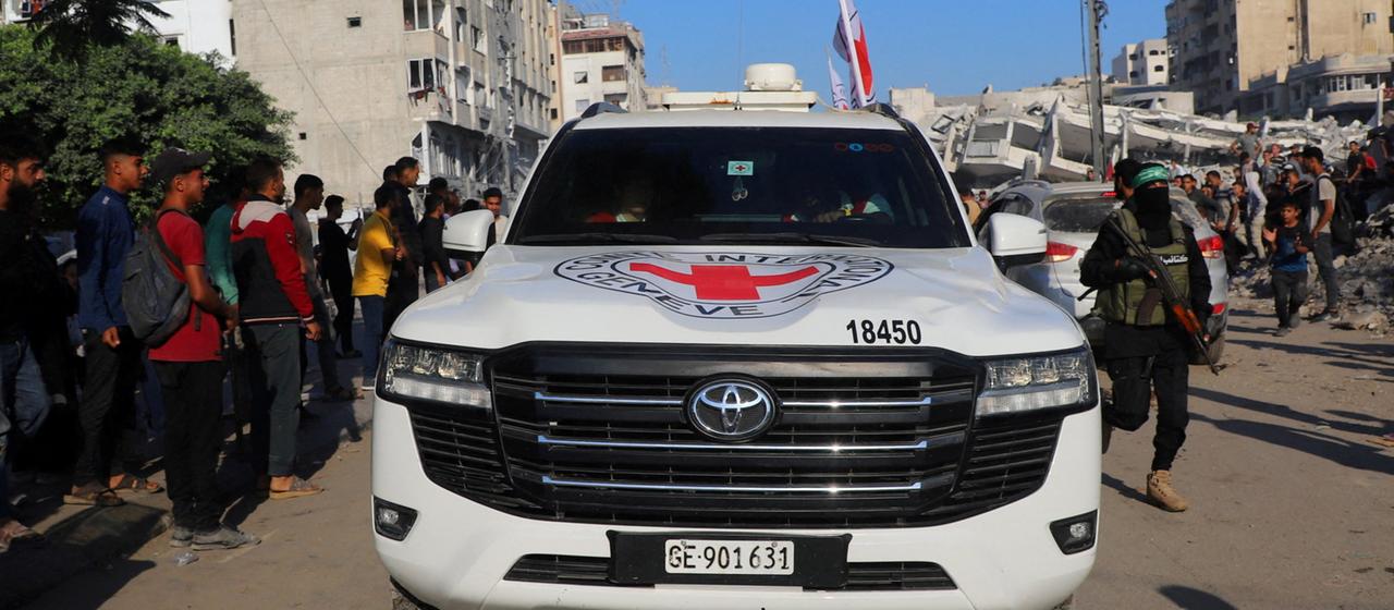 Ein IKRK-Auto transportiert freigelassene Geiseln in Gaza-Stadt