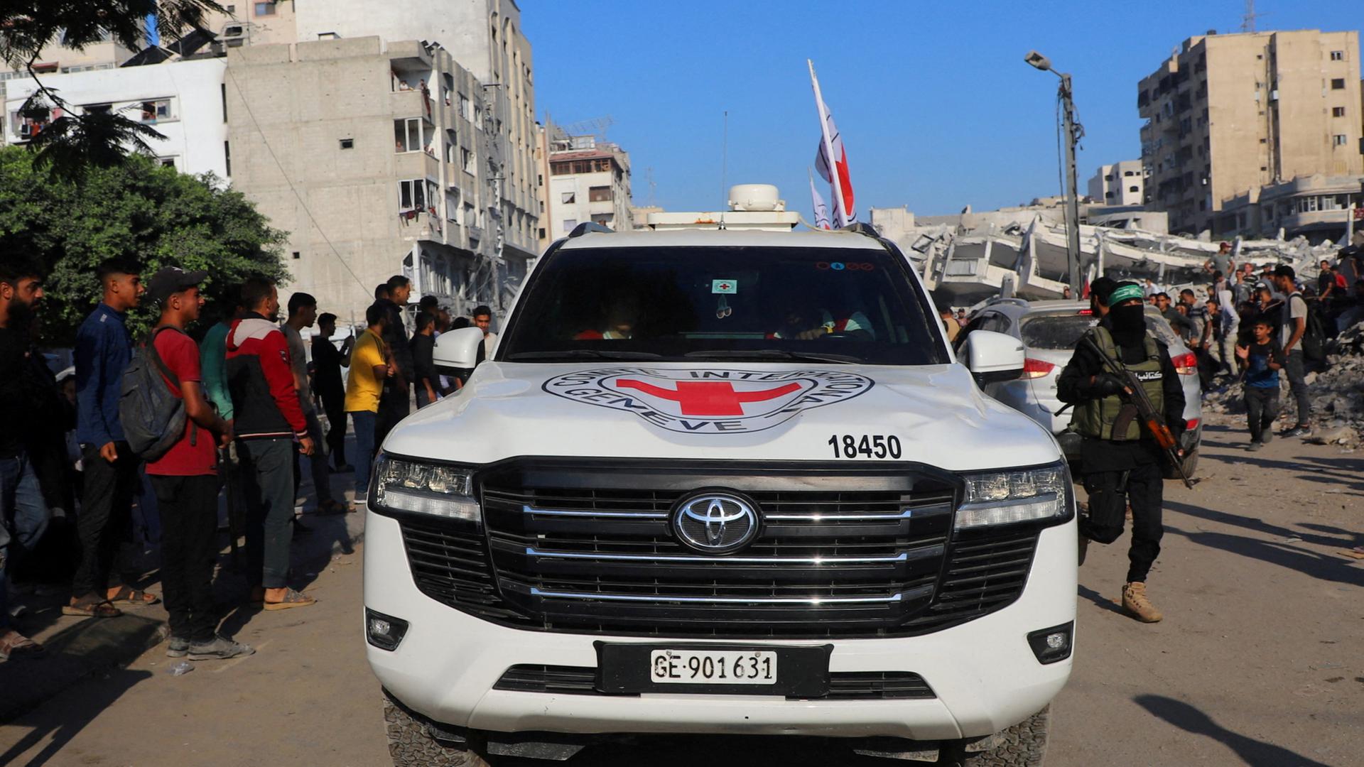 Ein IKRK-Auto transportiert freigelassene Geiseln in Gaza-Stadt | REUTERS