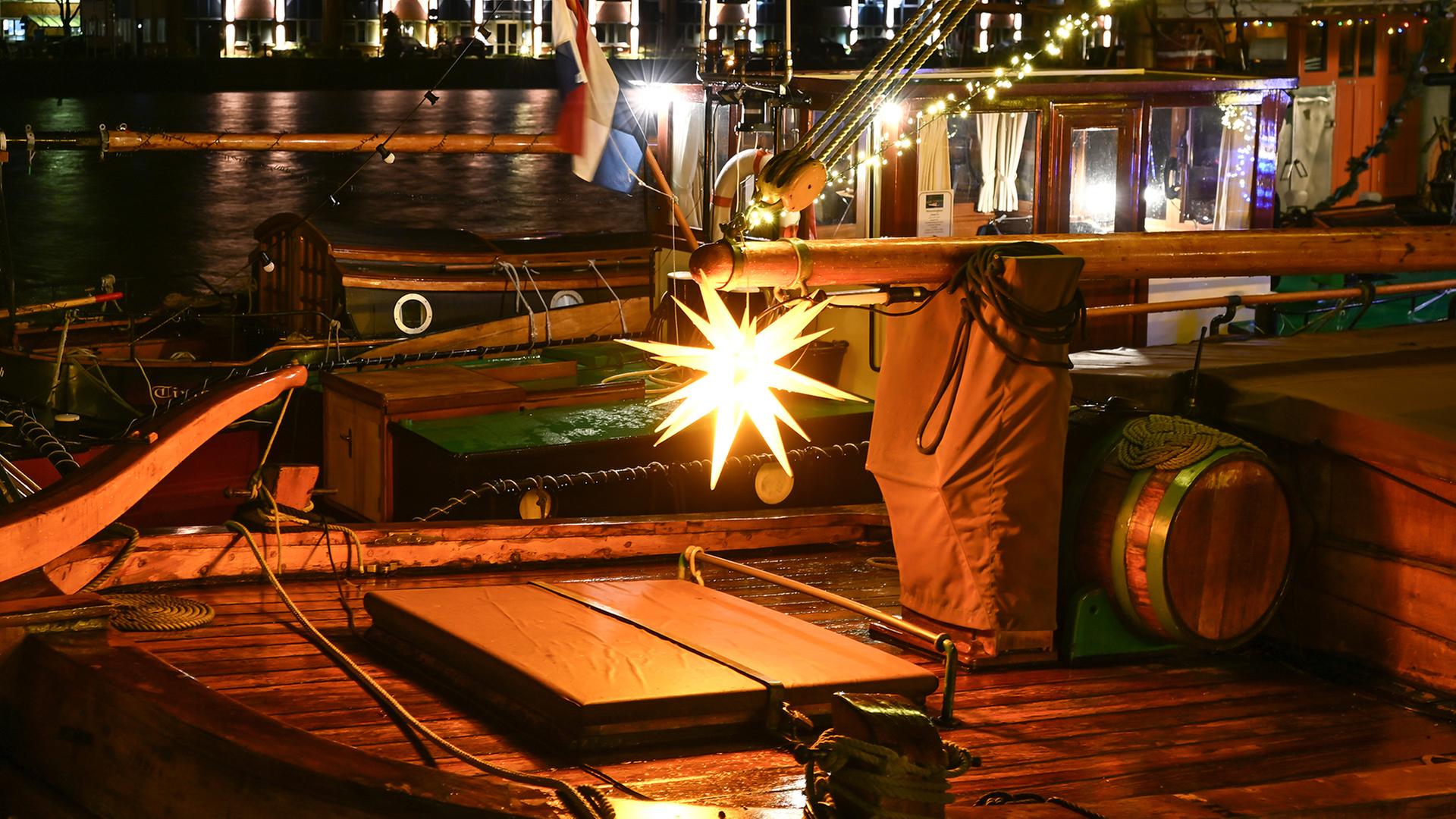 Ein Weihnachtsstern leuchtet an Bord eines alten Segelschiffes. | dpa