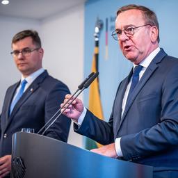 Boris Pistorius und Laurynas Kasciunas nehmen an einer Pressekonferenz teil.