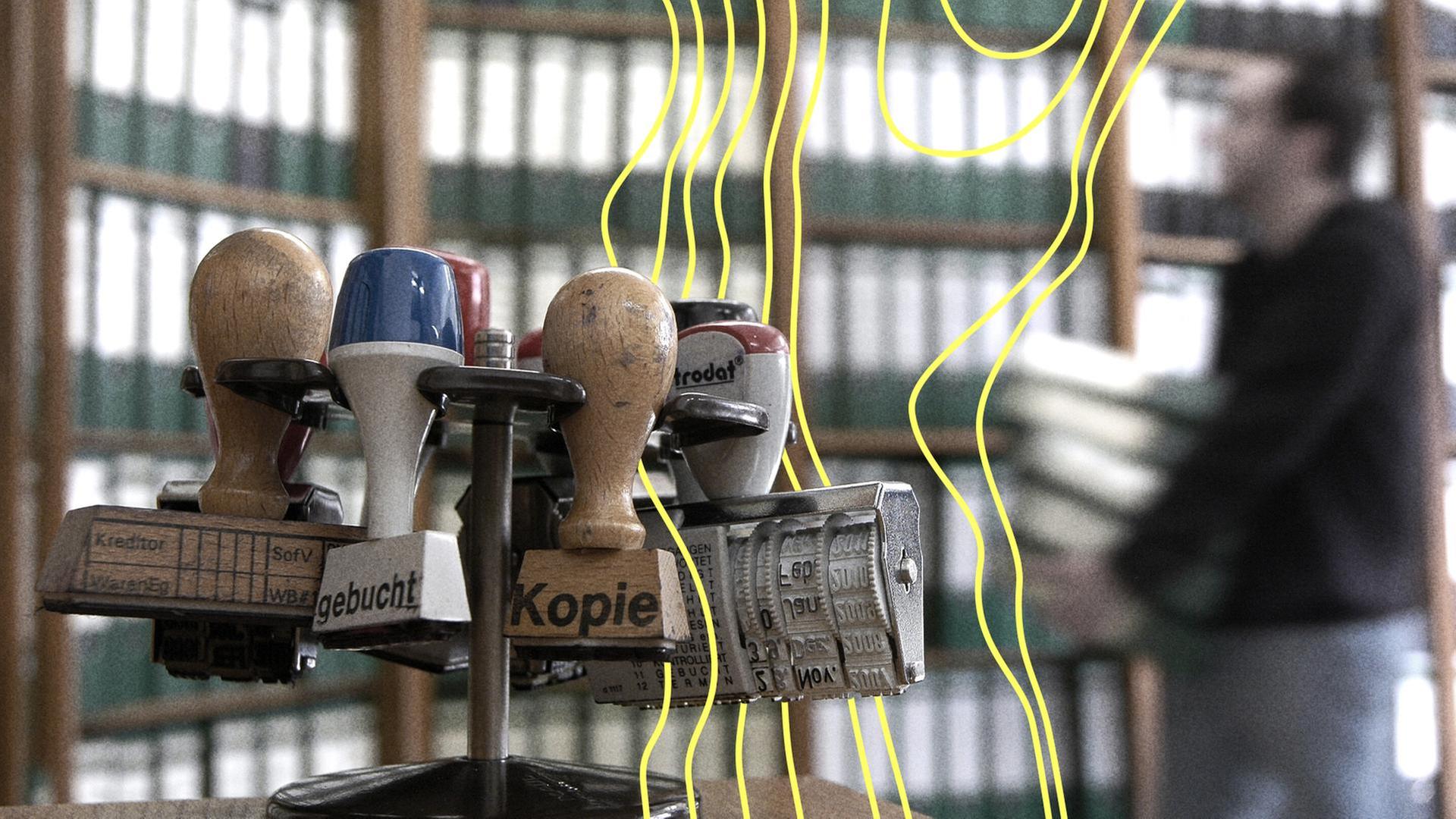 Mehrere Stempel in einem Büro (Symbolbild). | picture alliance / teutopress | -