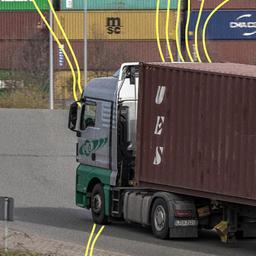 Ein Lkw mit Container fährt nach dem Beladen aus dem DUSS-Terminal Leipzig-Wahren. Im Zollkonflikt mit den USA berät die EU über ihre Strategie.