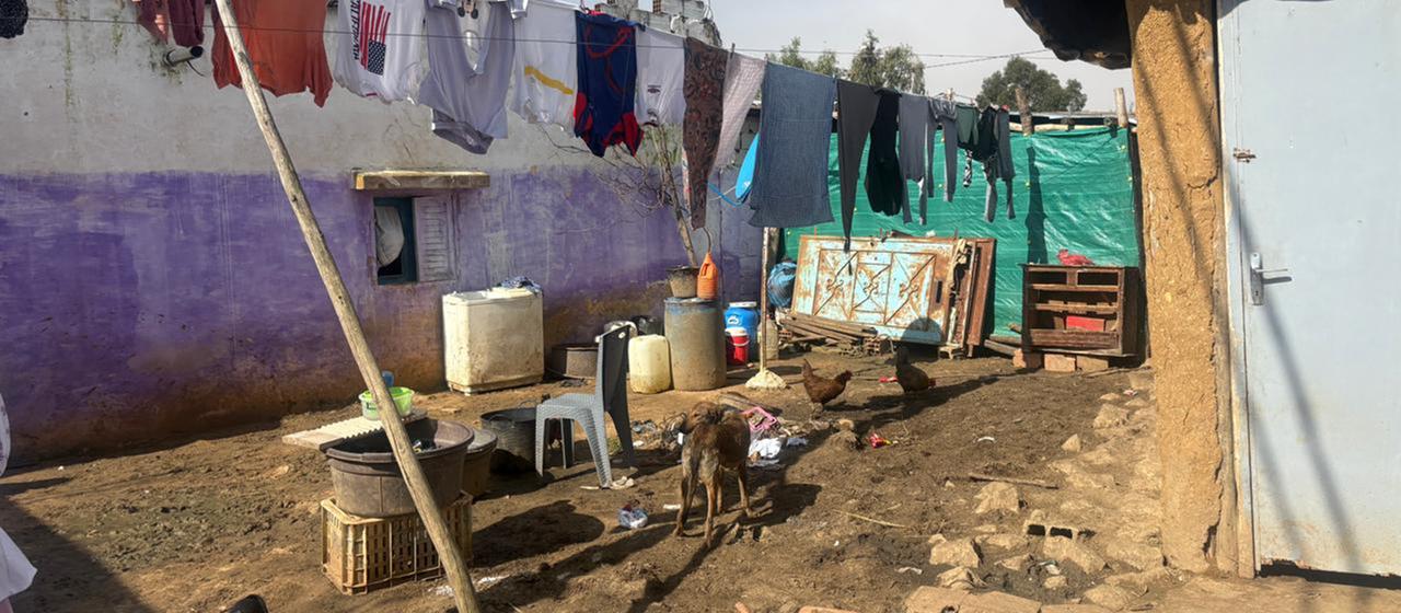 Blick in einen mit Schlamm bedeckten Hinterhof im Dorf Sfari (Marokko).