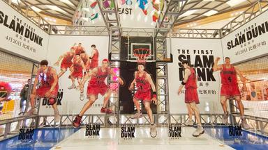 Fans schauen sich einen Mini-Basketballplatz des Animationsfilms Slam Dunk in einem Kino in Shanghai, China an.