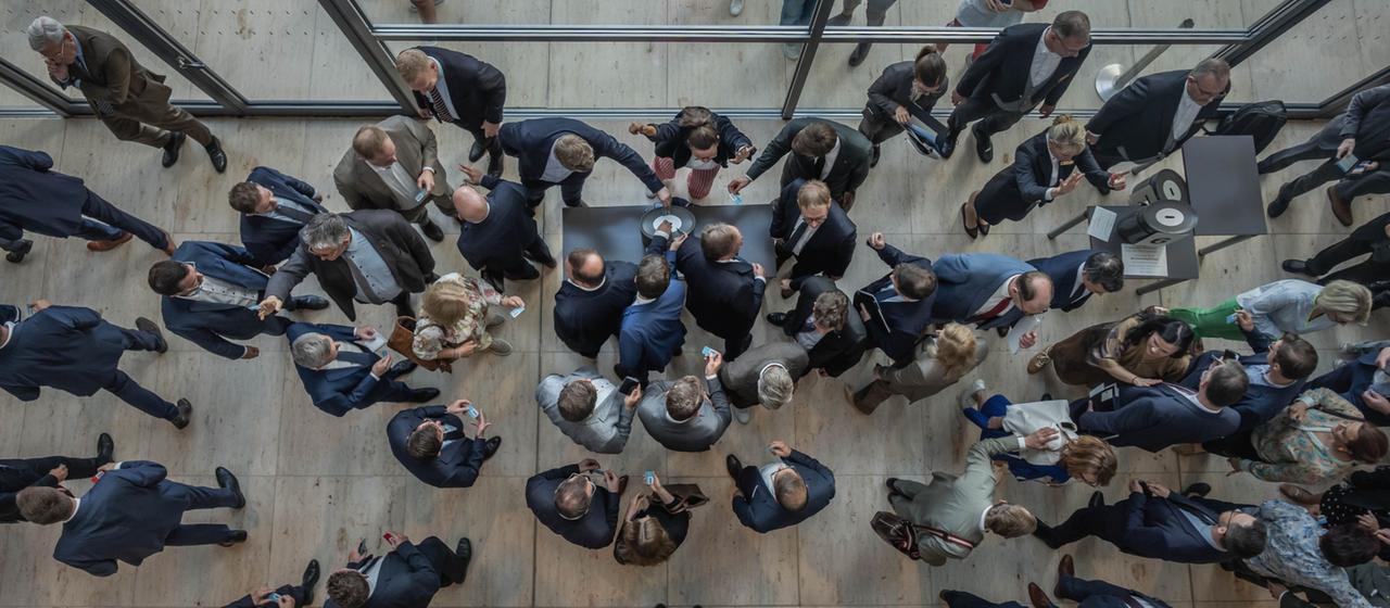Abgeordnete werfen bei der namentlichen Abstimmung im Bundestag ihre Stimmkarte ein.