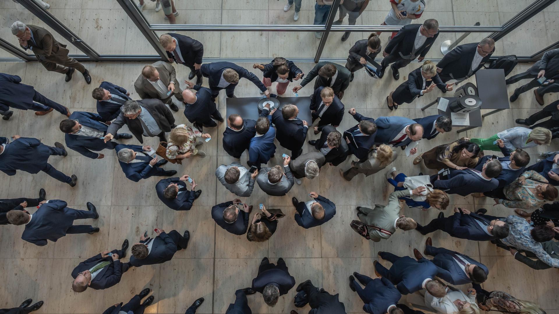 Abgeordnete werfen bei der namentlichen Abstimmung im Bundestag ihre Stimmkarte ein. | Michael Kappeler/dpa
