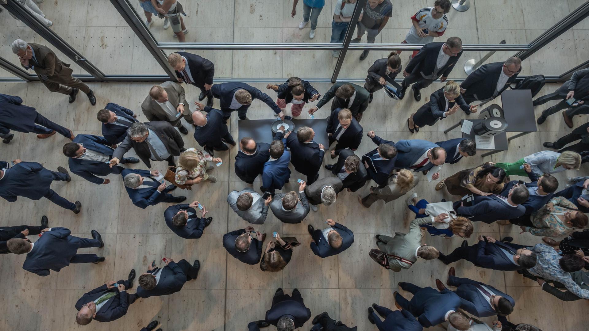 Abgeordnete werfen bei der namentlichen Abstimmung im Bundestag ihre Stimmkarte ein. | Michael Kappeler/dpa