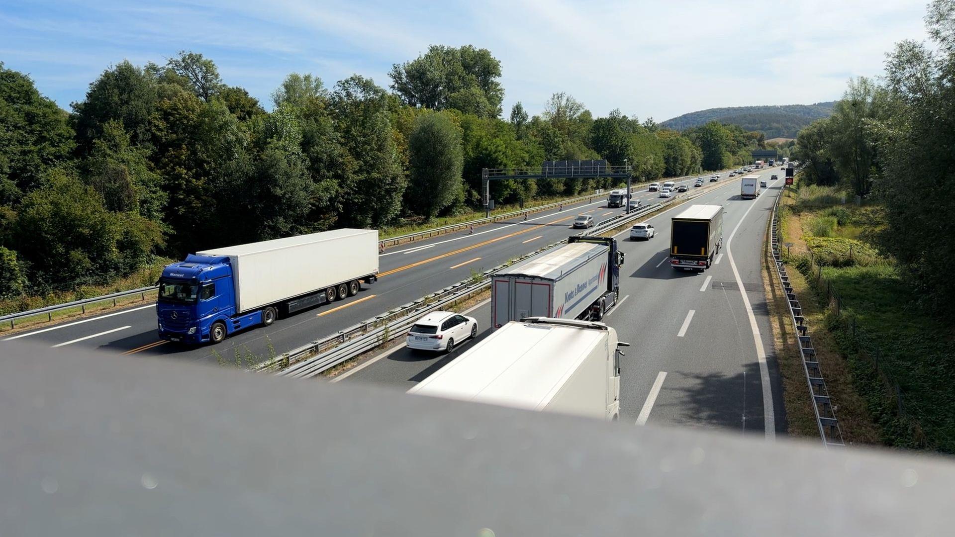 Zugeparkte Gehwege, Fäkalien: Lkw-Parkplatznot trifft Kommunen