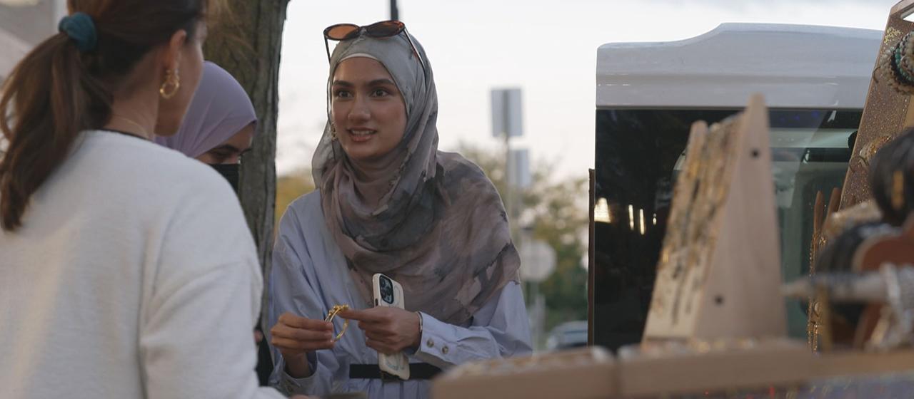 Frauen vor dem Café Jabal in Dearborn