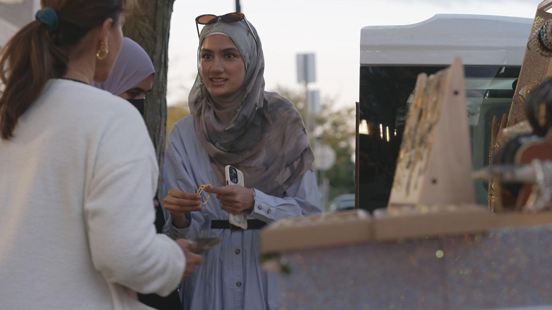 Frauen vor dem Café Jabal in Dearborn | ARD Washington