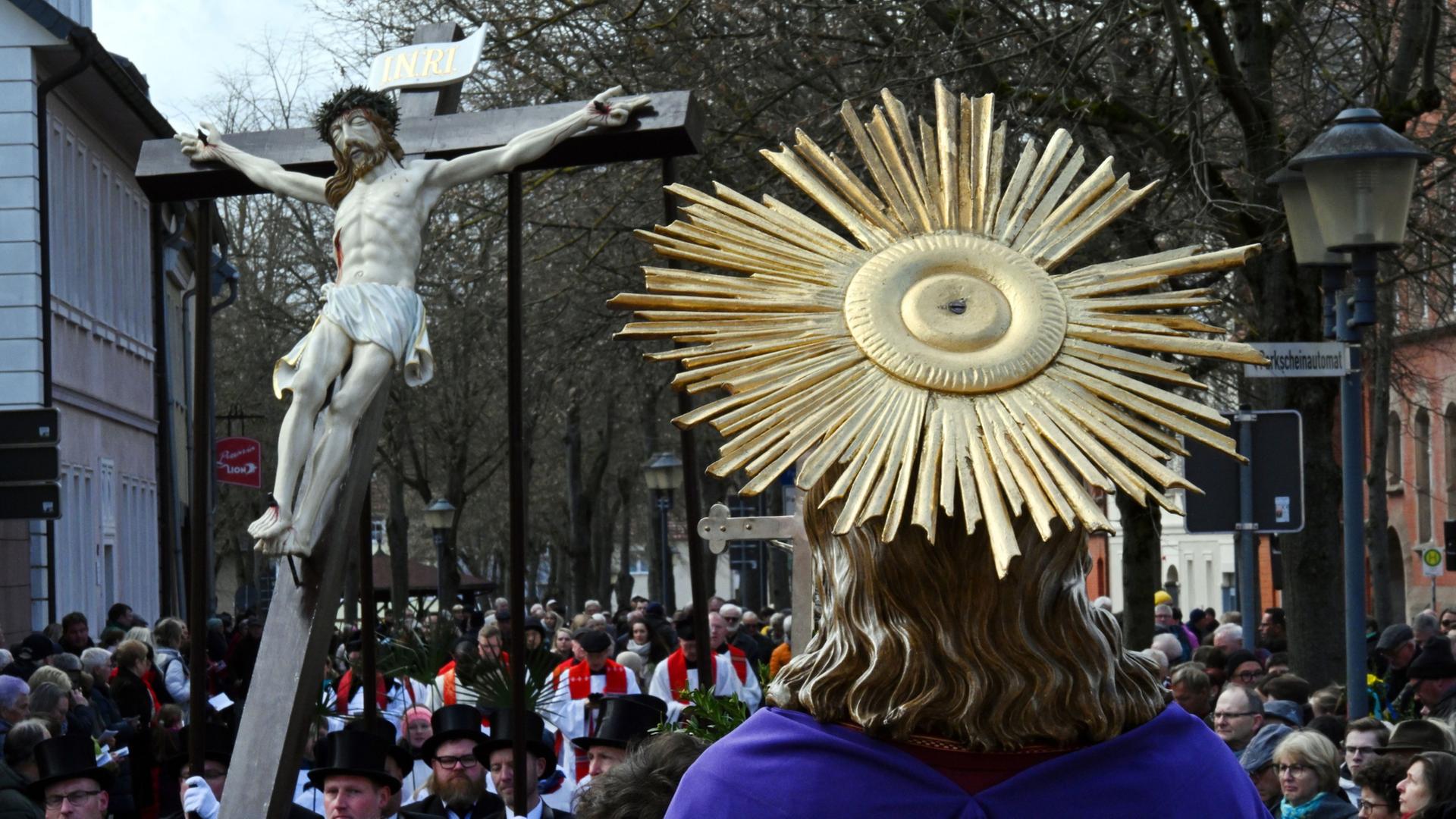 Heilbad Heiligenstadt: Teilnehmer der Palmsonntagsprozession | Martin Schutt/dpa