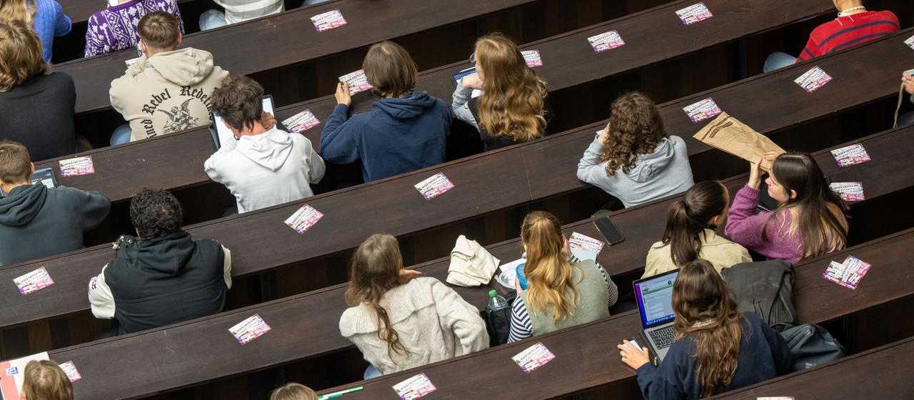 Studierende sitzen in einem Hörsaal.