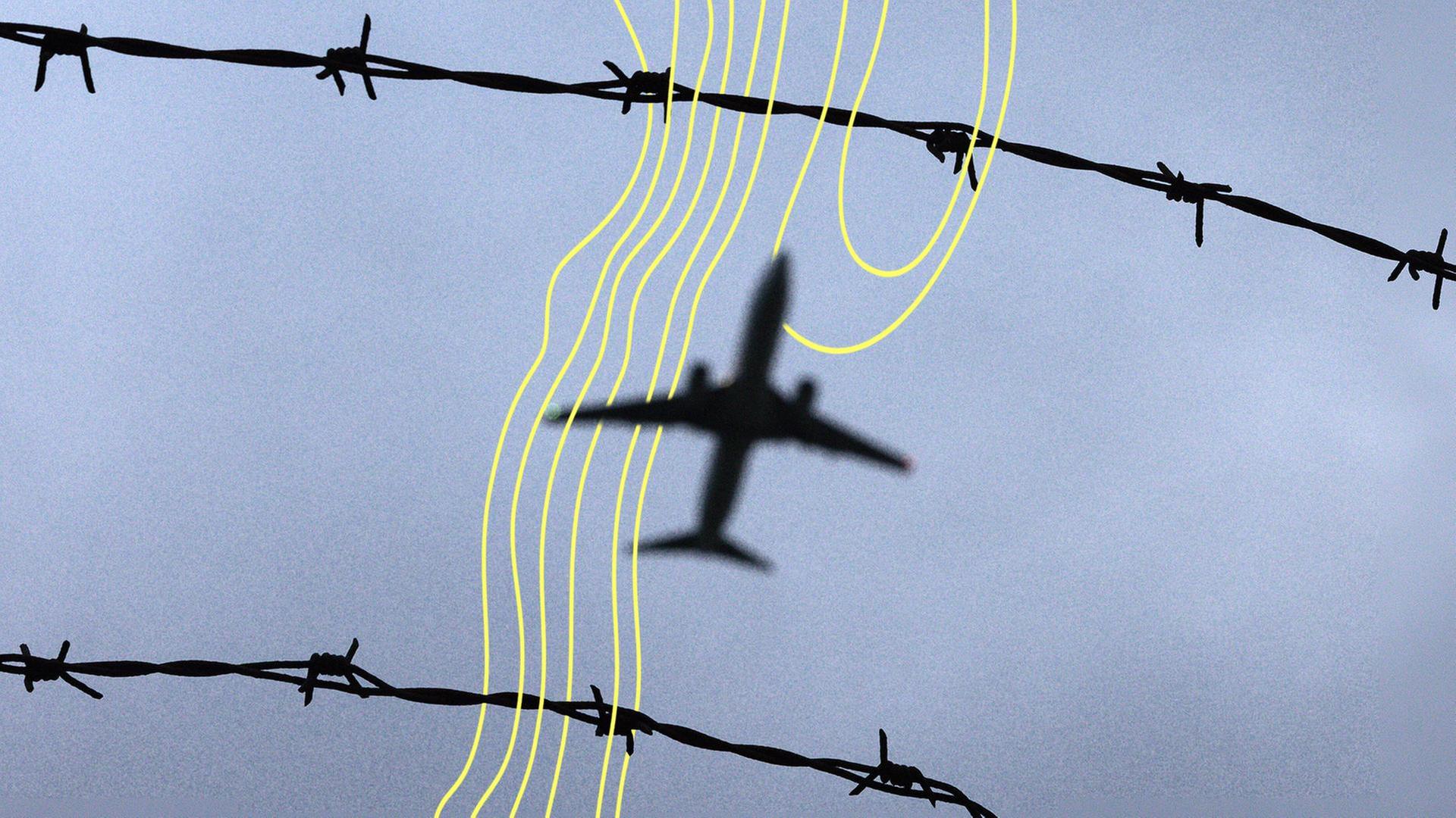 Ein Flugzeug startet am Flughafen Köln Bonn - gesehen durch einen Stacheldraht. | picture alliance / Panama Pictures | Christoph Hardt