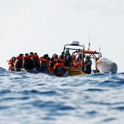 Besatzungsmitglieder des Flüchtlingsrettungsschiffs "Geo Barents", das von Ärzte ohne Grenzen betrieben wird, verteilen während einer Rettungsaktion in internationalen Gewässern vor der Küste Libyens Schwimmwesten an eine Gruppe von 61 Migranten auf einem Holzboot (aufgenommen am 28. September 2023)