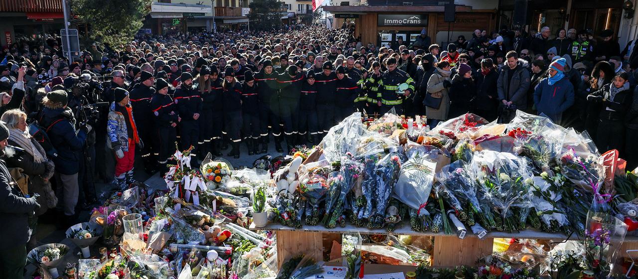 Menschen trauern vor der Bar "Le Constellation" in Crans-Montana.