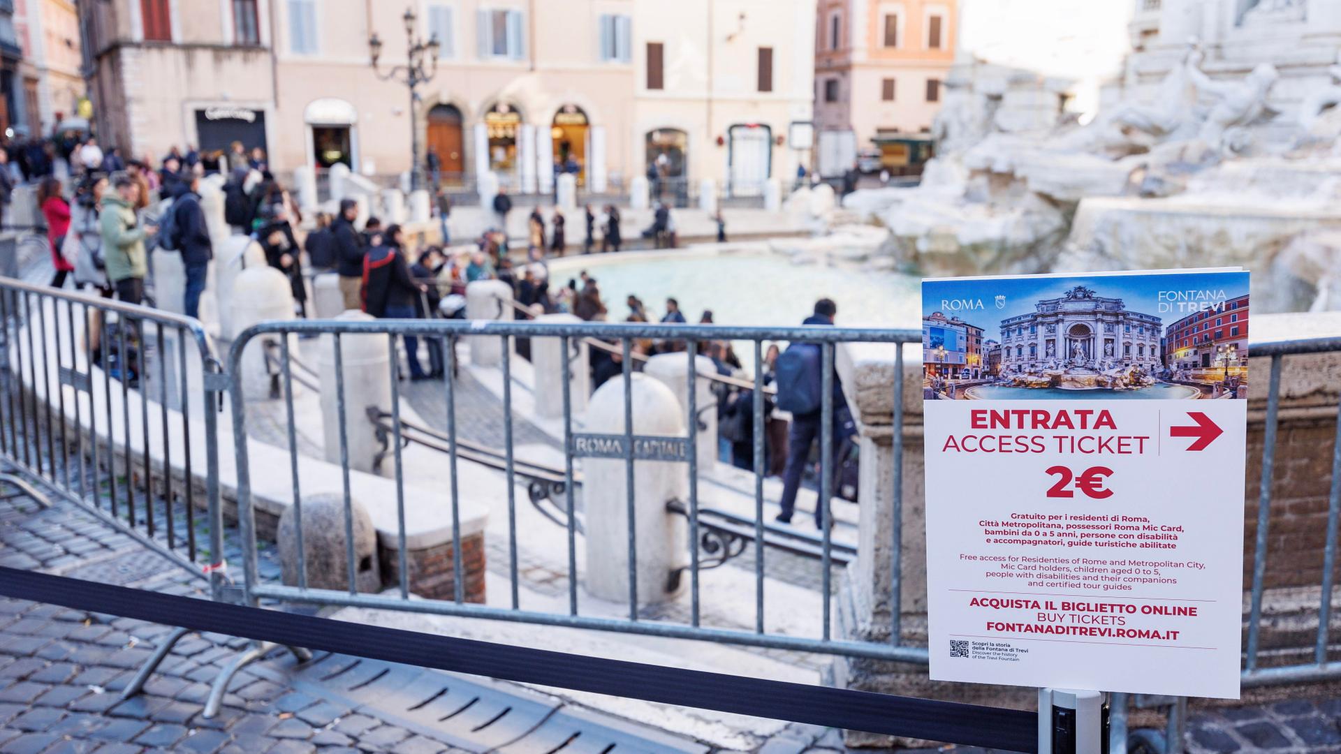 Ein Schild am Trevi-Brunnen informiert Ã¼ber den Eintrittspreis. | Roberto Monaldo/LaPresse via ZUM