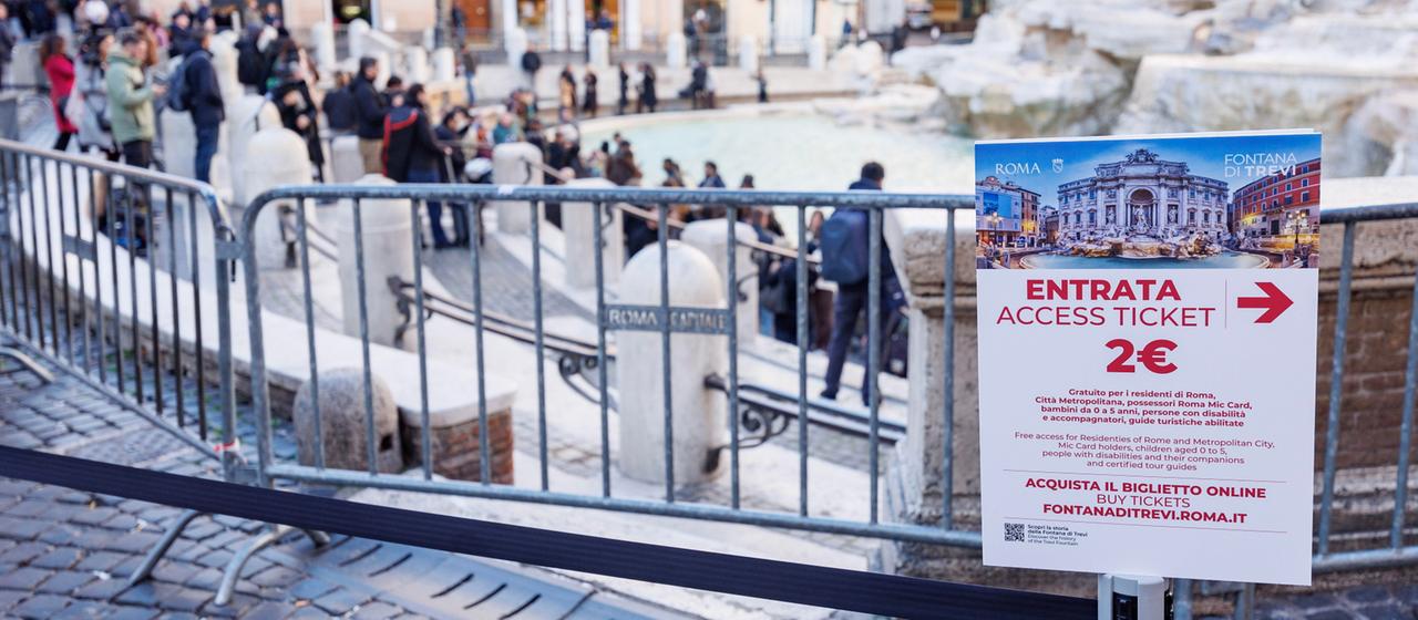 Ein Schild am Trevi-Brunnen informiert über den Eintrittspreis.