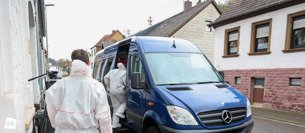 Mitarbeiter der Spurensicherung vor Ort in Oberbexbach.