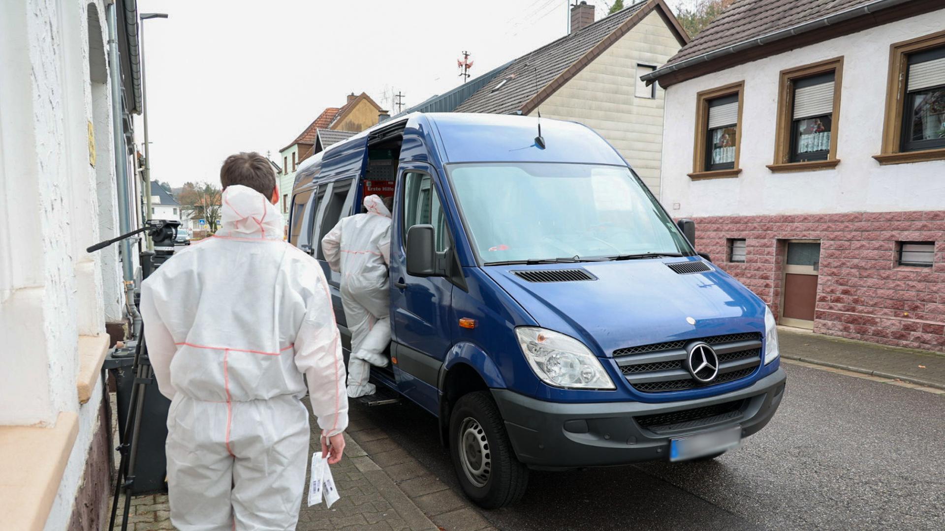 Mitarbeiter der Spurensicherung vor Ort in Oberbexbach. | Brandon Lee Posse