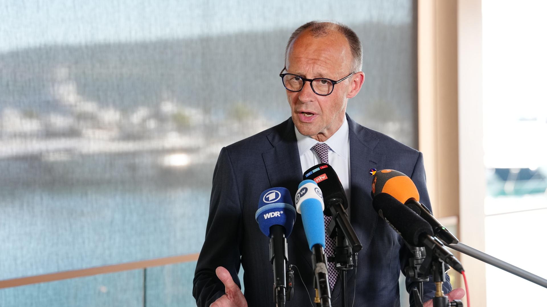 Bundeskanzler Friedrich Merz (CDU) gibt nach dem EU-Westbalkan-Gipfel eine Pressekonferenz. | Kay Nietfeld/dpa