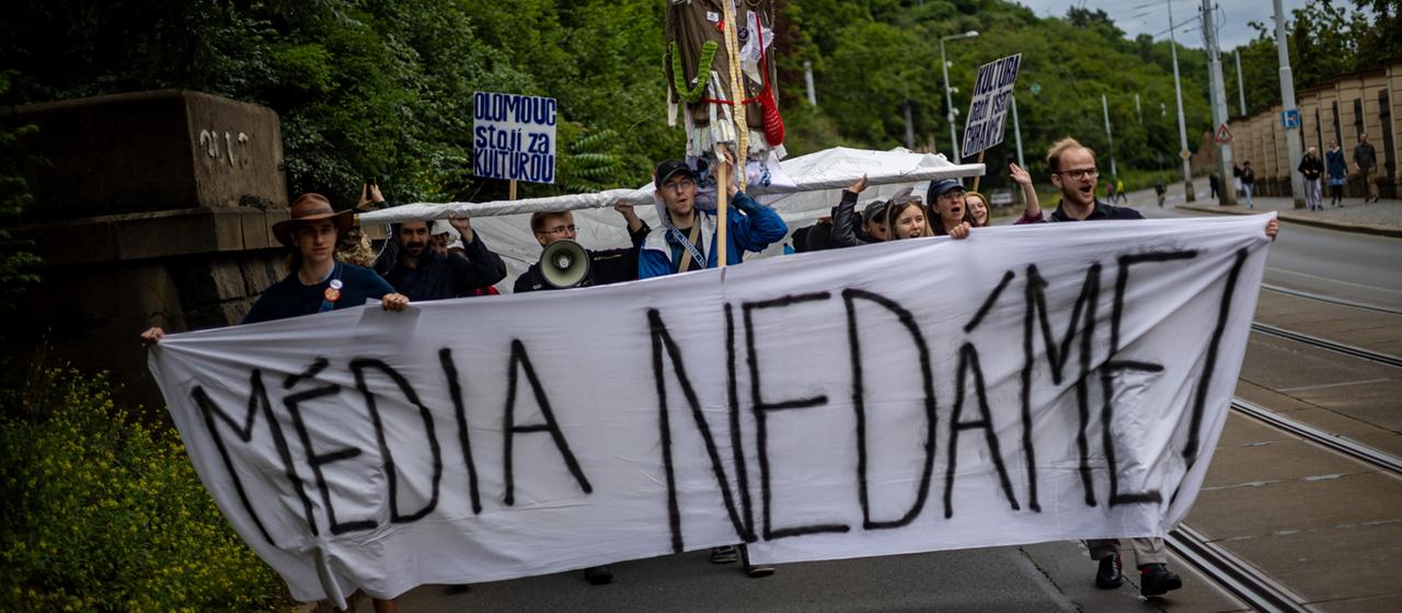 Demonstranten gegen die geplante Medienreform in Tschechien halten ein Banner auf dem steht: "Wir geben die Medien nicht her!"