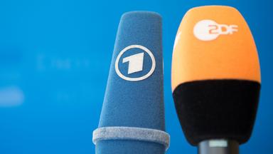Zwei Mikrophone der ARD und des ZDF.