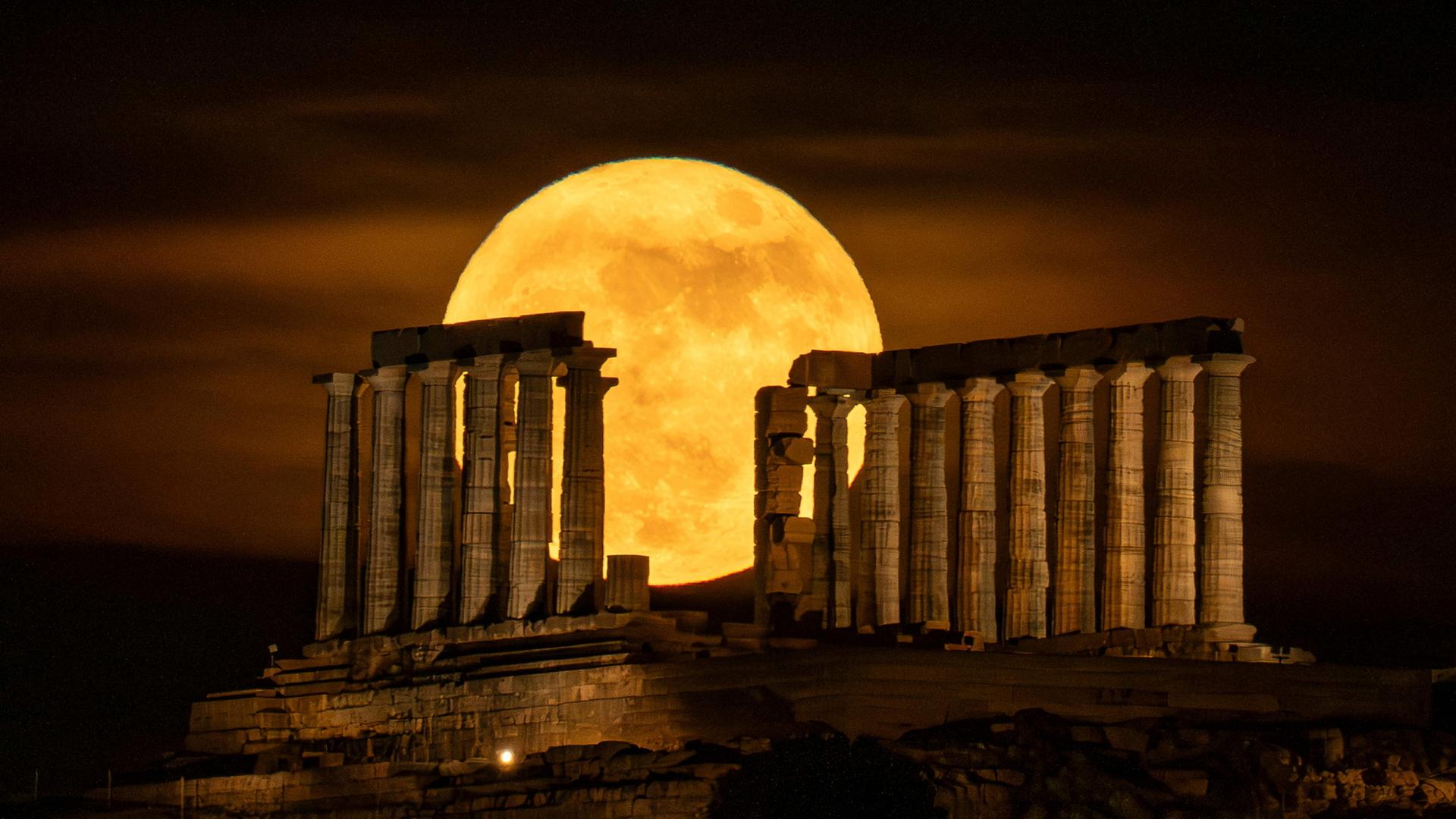 Der Vollmond geht hinter dem antiken griechischen Poseidon-Tempel am Kap Sounion, etwa 60 Kilometer sÃ¼dlich von Athen, auf. | AFP