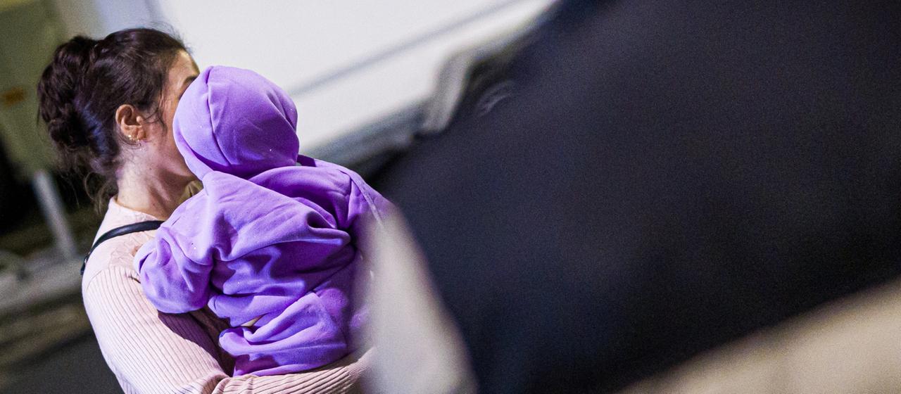 Eine Afghanin, die mit ihrem Kind auf dem Flughafen Hannover gelandet ist