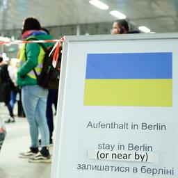 Ein Schild am Berliner Hauptbahnhof weist Geflüchtete aus der Ukraine auf Aufenthaltsmöglichkeiten hin. (Archivbild)