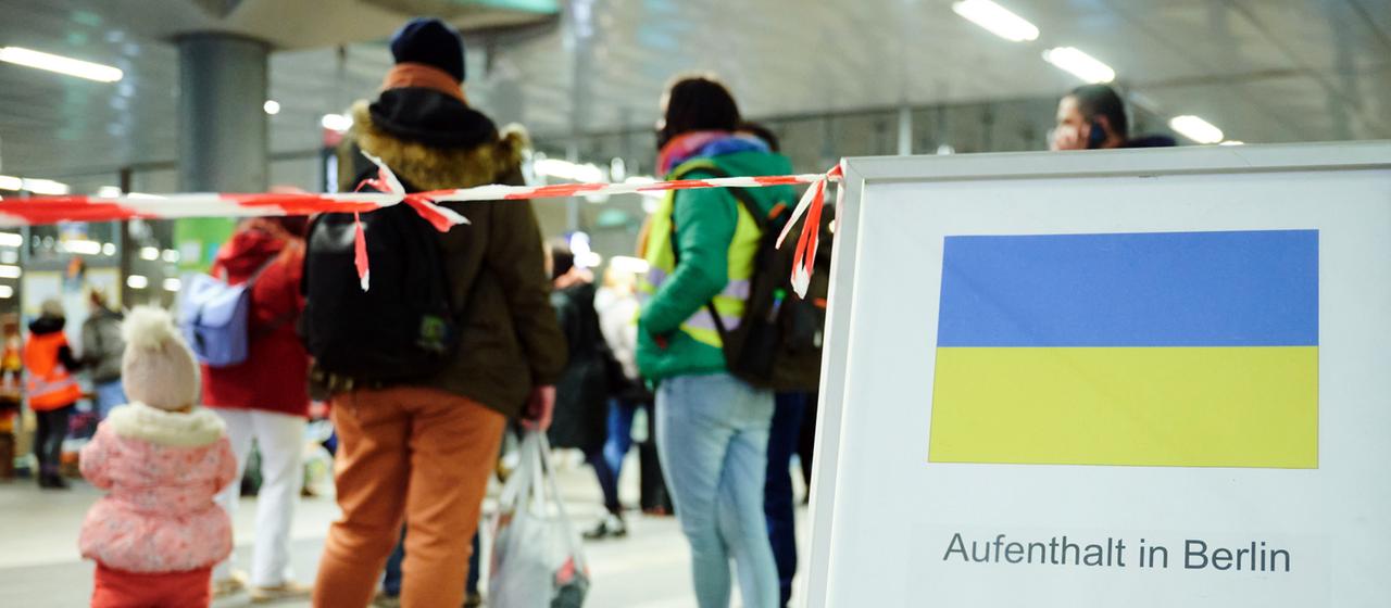 Ein Schild am Berliner Hauptbahnhof weist Geflüchtete aus der Ukraine auf Aufenthaltsmöglichkeiten hin. (Archivbild)