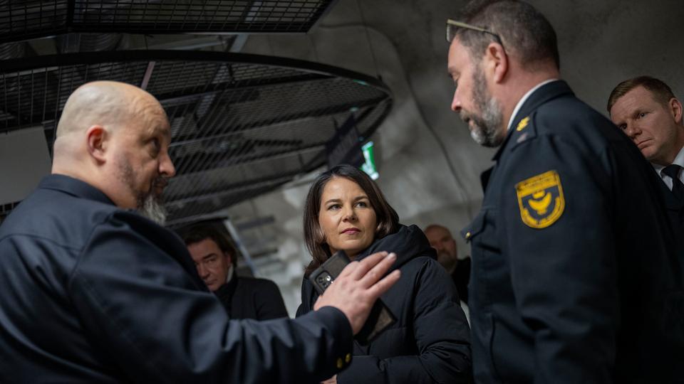 Bundesaußenministerin Annalena Baerbock (Mitte) beim Besuch in einer unterirdischen Zivilschutzanlage.