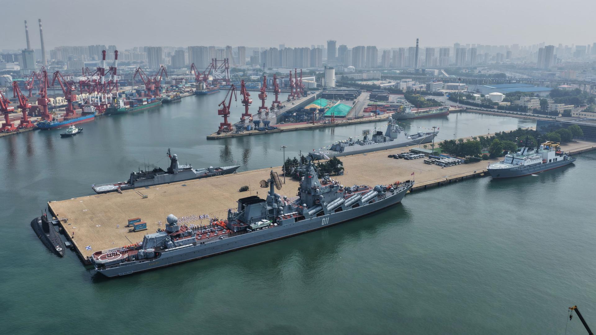 Auf diesem von der Nachrichtenagentur Xinhua veröffentlichten Foto legen russische Marineflotten in einem Militärhafen in Qingdao in der ostchinesischen Provinz Shandong an, um an der gemeinsamen Marineübung 