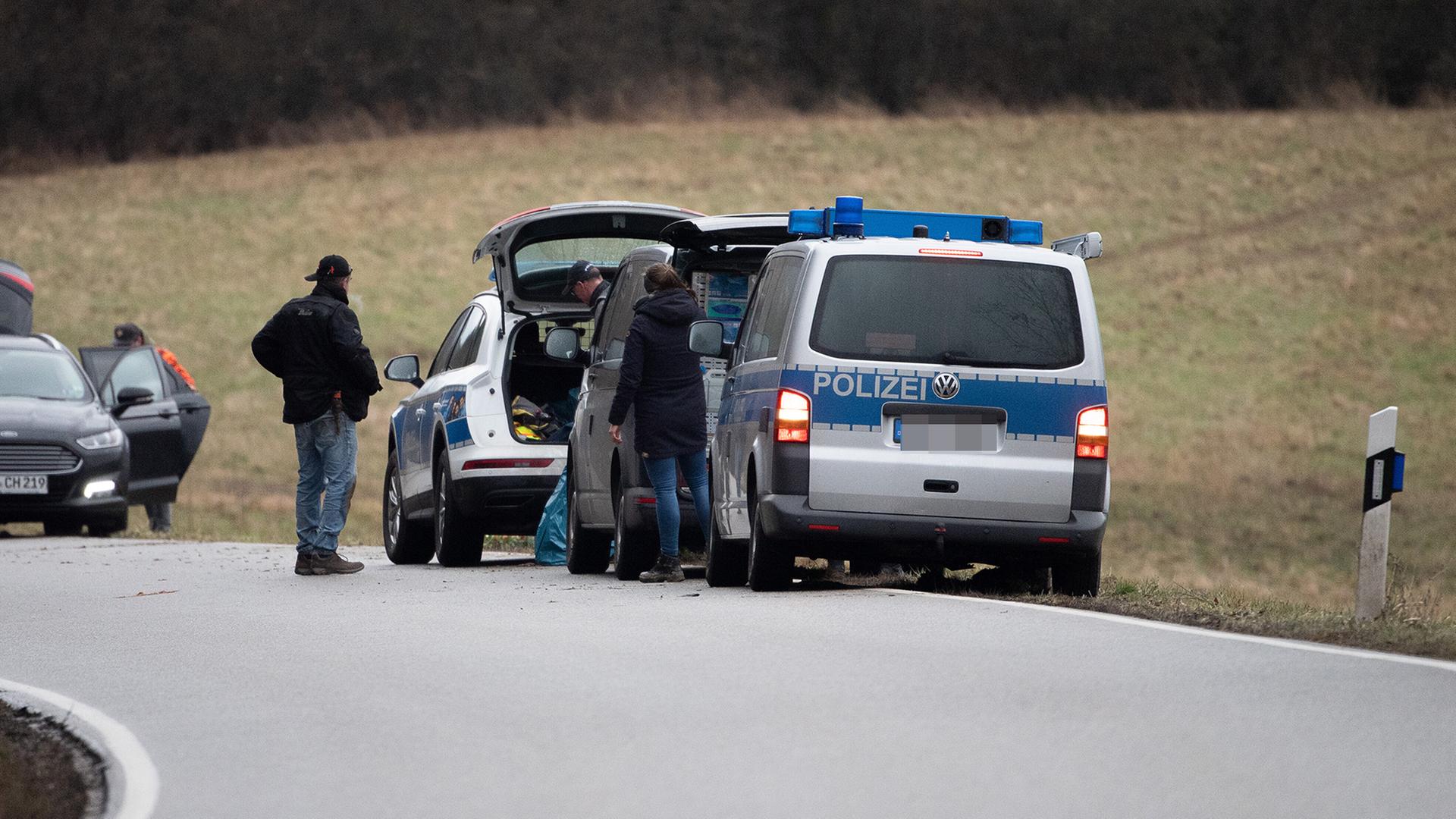 Polizeiwagen und Beamte stehen an dem Tatort in Kusel, Rheinland-Pfalz. | picture alliance/dpa
