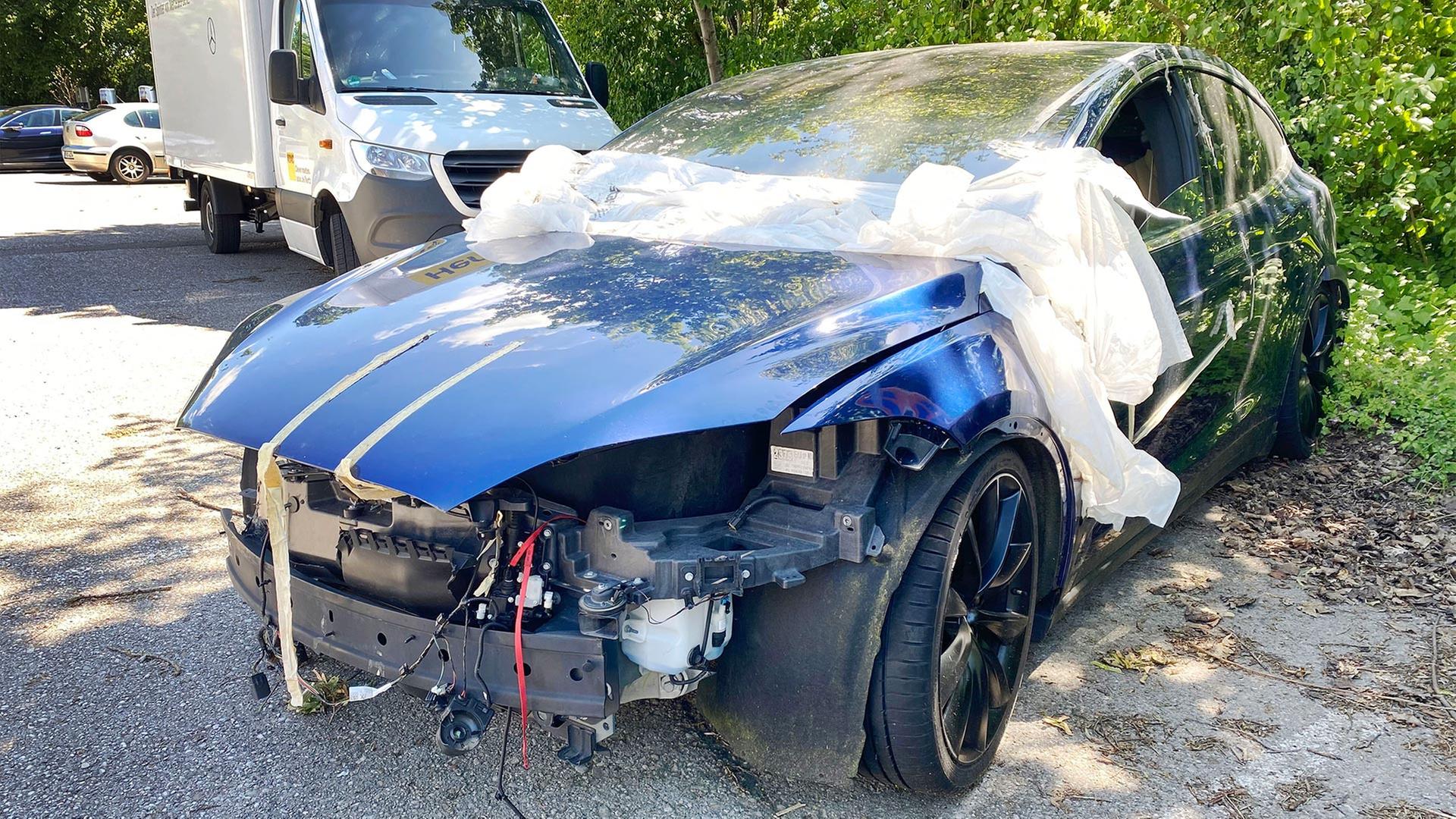 Unfallschaden an einem TESLA E-Auto. | picture alliance / SvenSimon