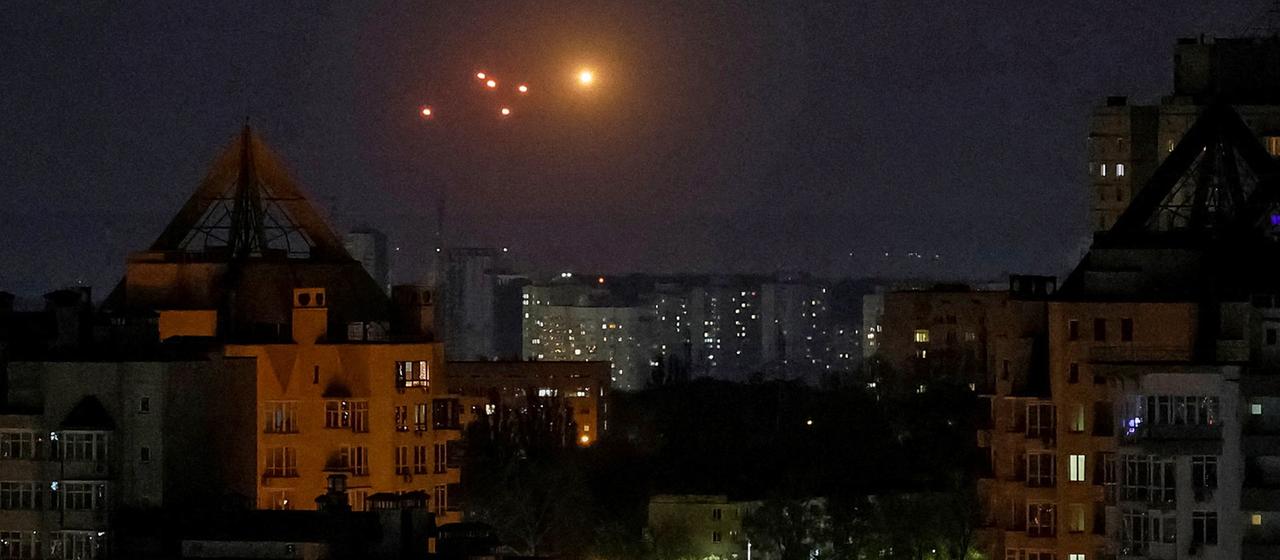 Eine Explosion über der Stadt während eines russischen Drohnenangriffs in Kiew.
