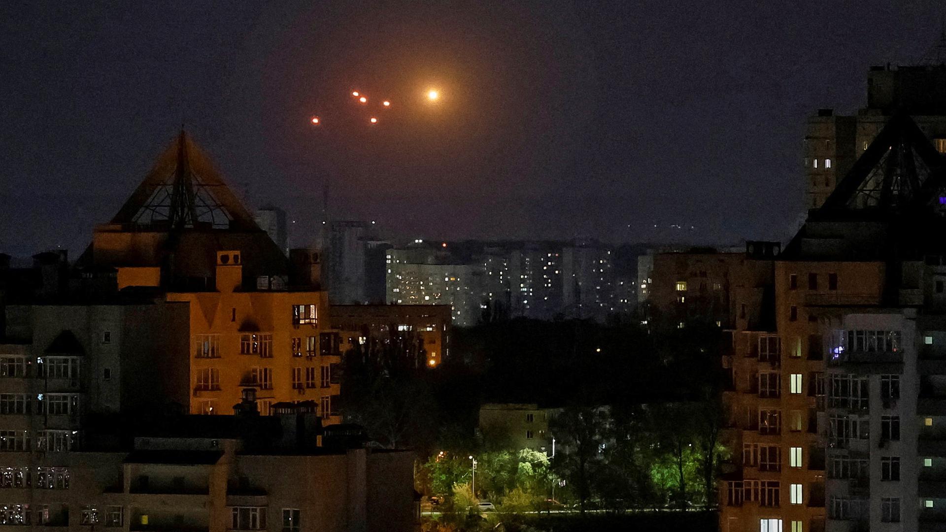 Eine Explosion über der Stadt während eines russischen Drohnenangriffs in Kiew. | REUTERS
