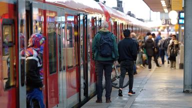Fahrgäste steigen auf einem Bahnsteig im Hauptbahnhof in Köln aus ihrem Zug.