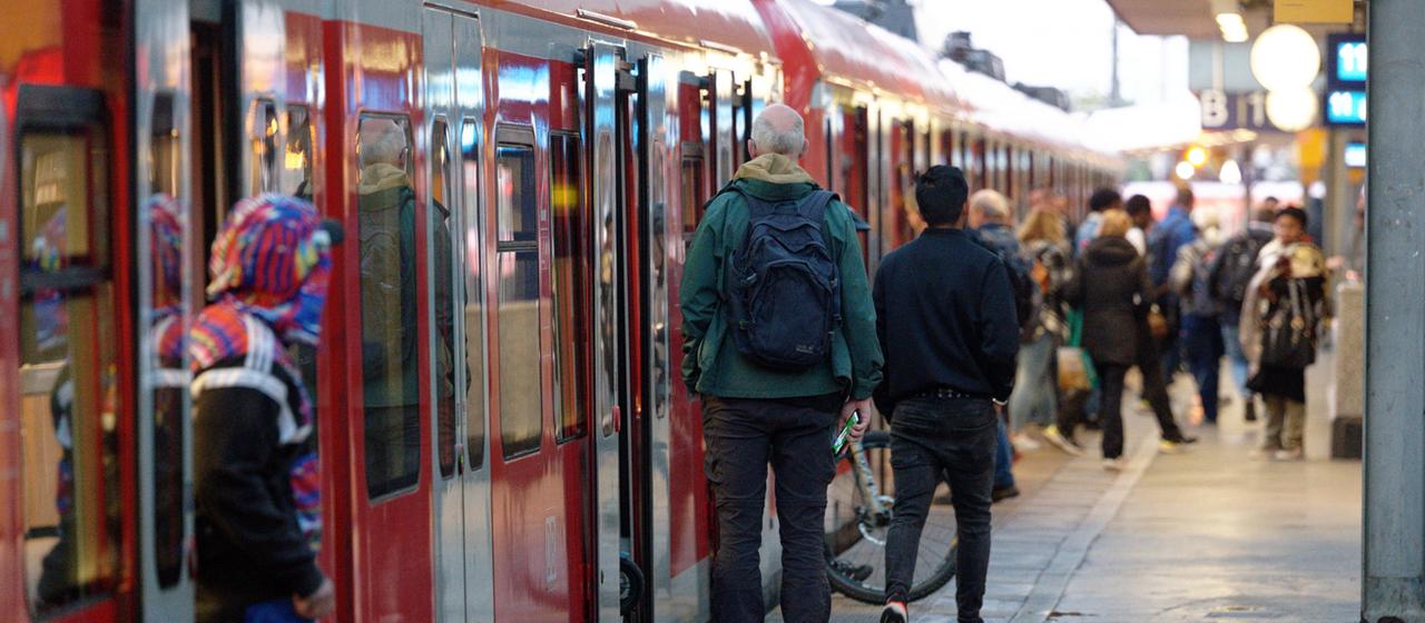 Fahrgäste steigen auf einem Bahnsteig im Hauptbahnhof in Köln aus ihrem Zug.