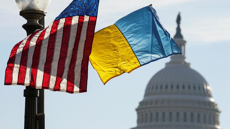 Flaggen der USA und der Ukraine hängen an einer Laterne nahe des US-Kapitols in Washington.
