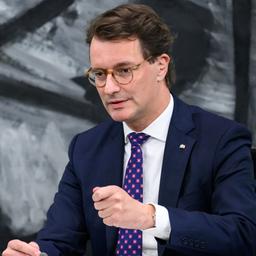 Hendrik Wüst äußert sich bei einer Pressekonferenz im Bundeskanzleramt.