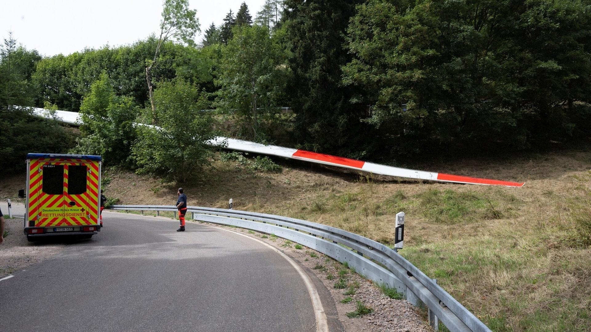 Das Rotorblatt eines Windrads liegt am Hang. Bei einem Transport sackte das Teil in Badenweiler (Landkreis Breisgau-Hochschwarzwald) ab und krachte auf die Transportfahrzeuge. | picture-alliance / Reportdienste, picture alliance/dpa/Feuerwehr Müllheim